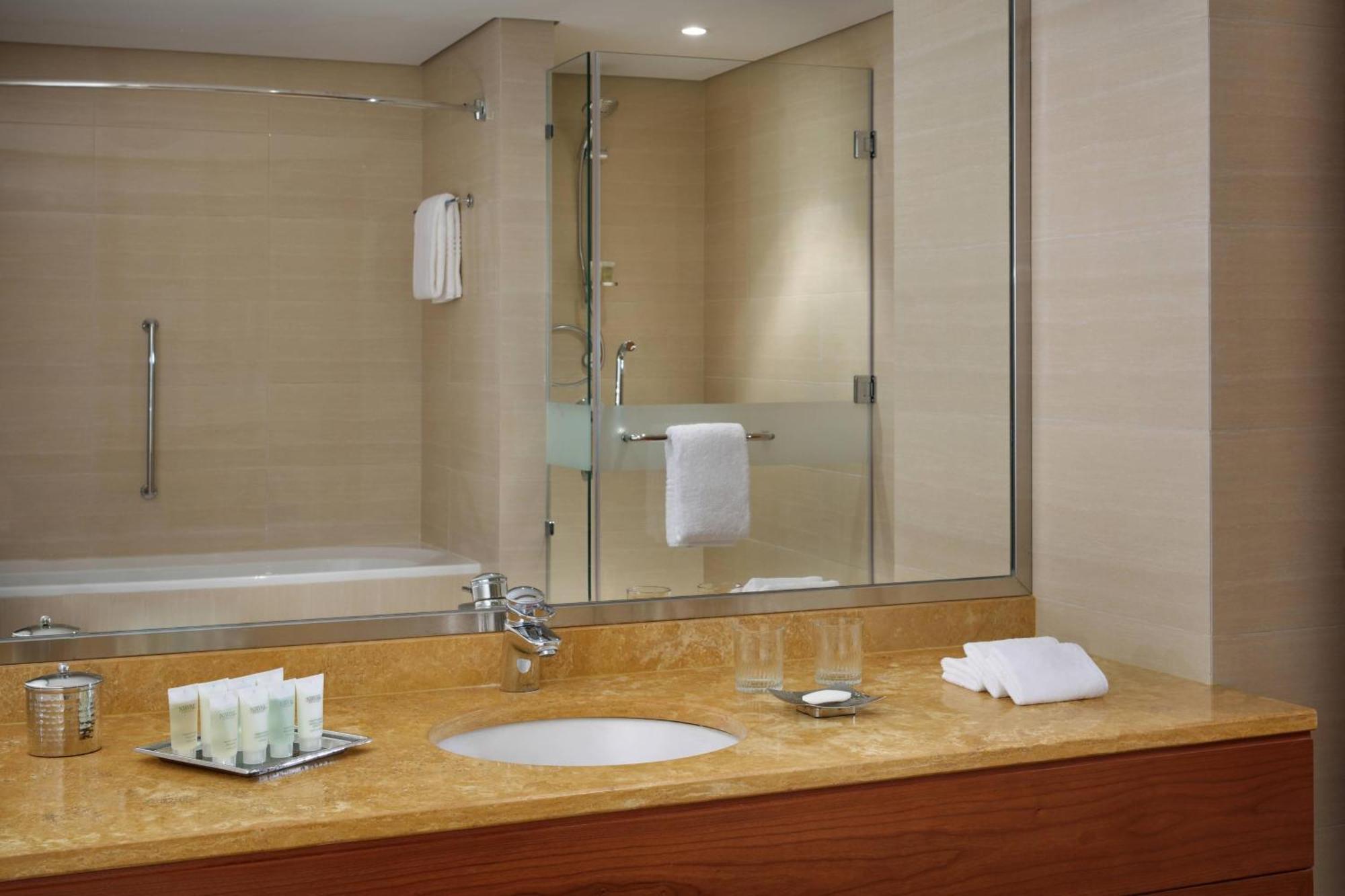Courtyard By Marriott Kuwait City Exteriér fotografie